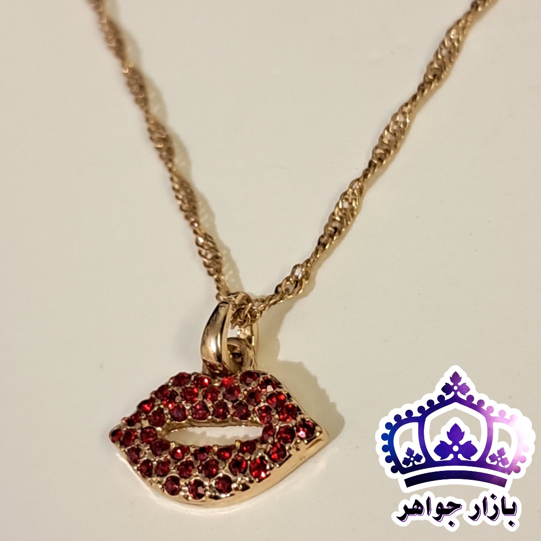 گردنبند لب گردنبند بوس طلایی مشابه طلا بسیار زیبا و باکیفیت رنگ ثابت مراقبتی...بدلیجات 50 درصد تخفیف رو استوری میکنیم.