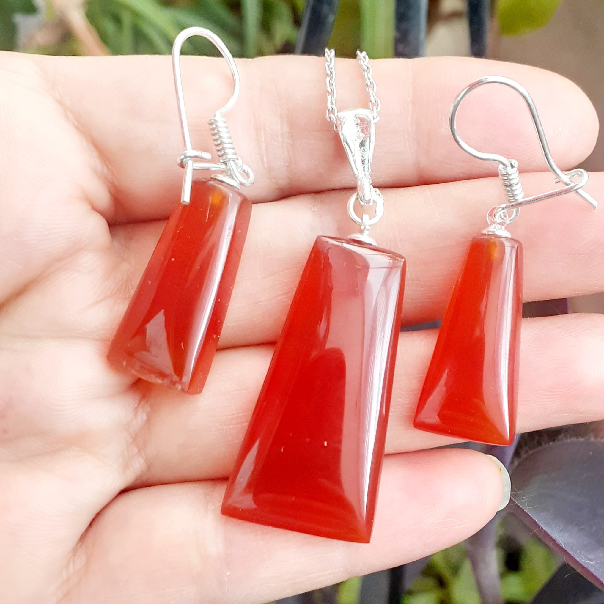 نیمست سنگی عقیق سرخ طبیعی و معدنی با تراش دست پولیش دو طرف اتصالات نقره 925