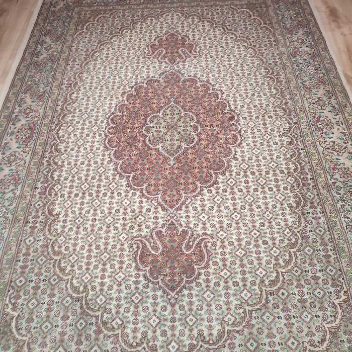 فرش دستباف یک و نیم متری طرح ماهی مدل AA 