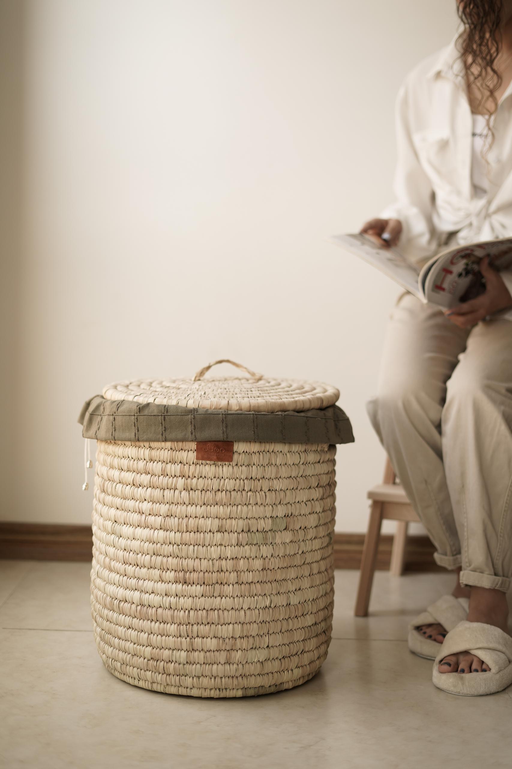 سبد لباس حصیری همراه آستر سبز