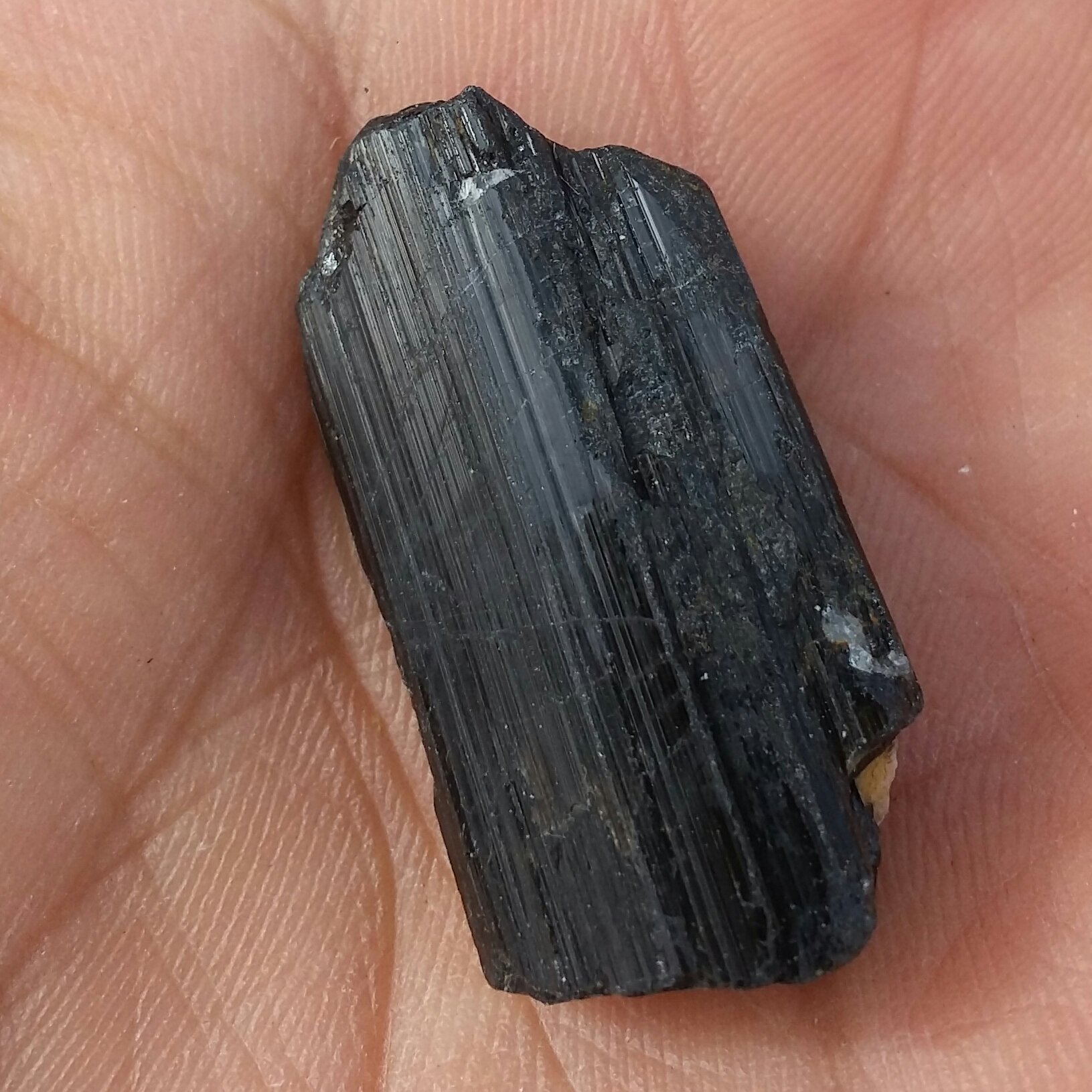 سنگ راف تورمالین شرول وارداتی ارزشمند شاهکار خلقت 100درصد طبیعی
مناسب جهت کلکسیون و ساخت نگین
 کد 9152