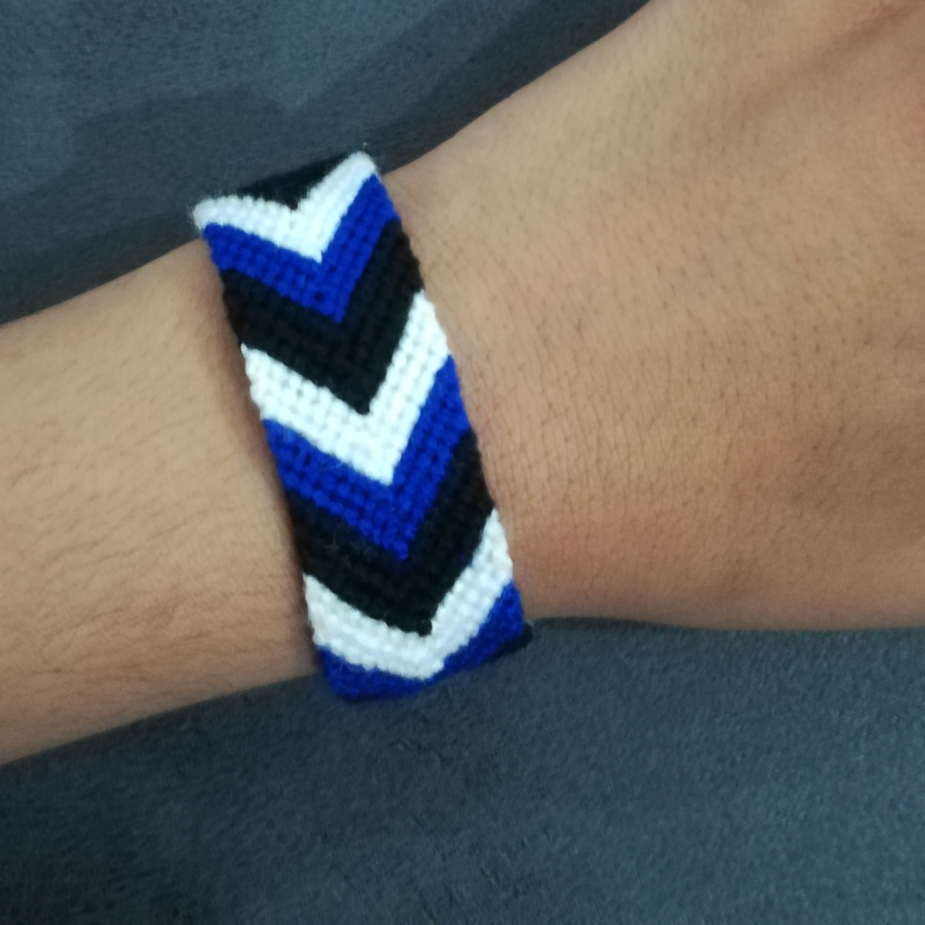 دستبند دوستی بافتنی طرح هفتی و هشتی رنگ سفید ، سرمه ای و مشکی پهن