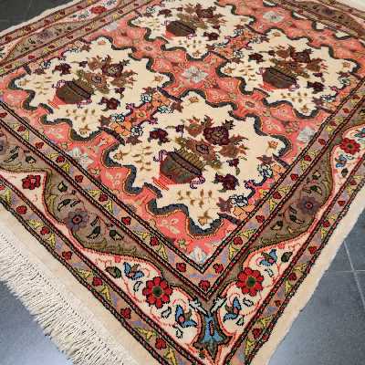 فرش دستباف یک و نیم متری طرح گلدانی مدل AA110