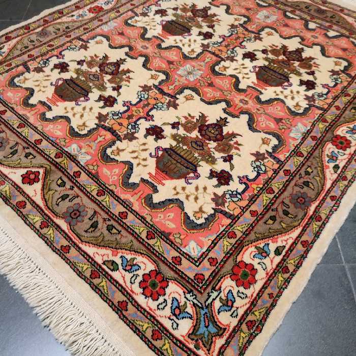 فرش دستباف یک و نیم متری طرح گلدانی مدل AA110