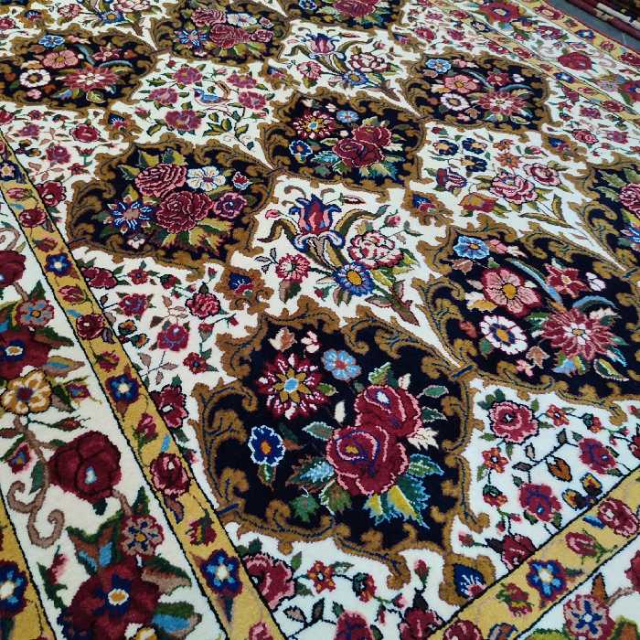 فرش دستبافت چهار متری طرح قاب گل رز کد AA82