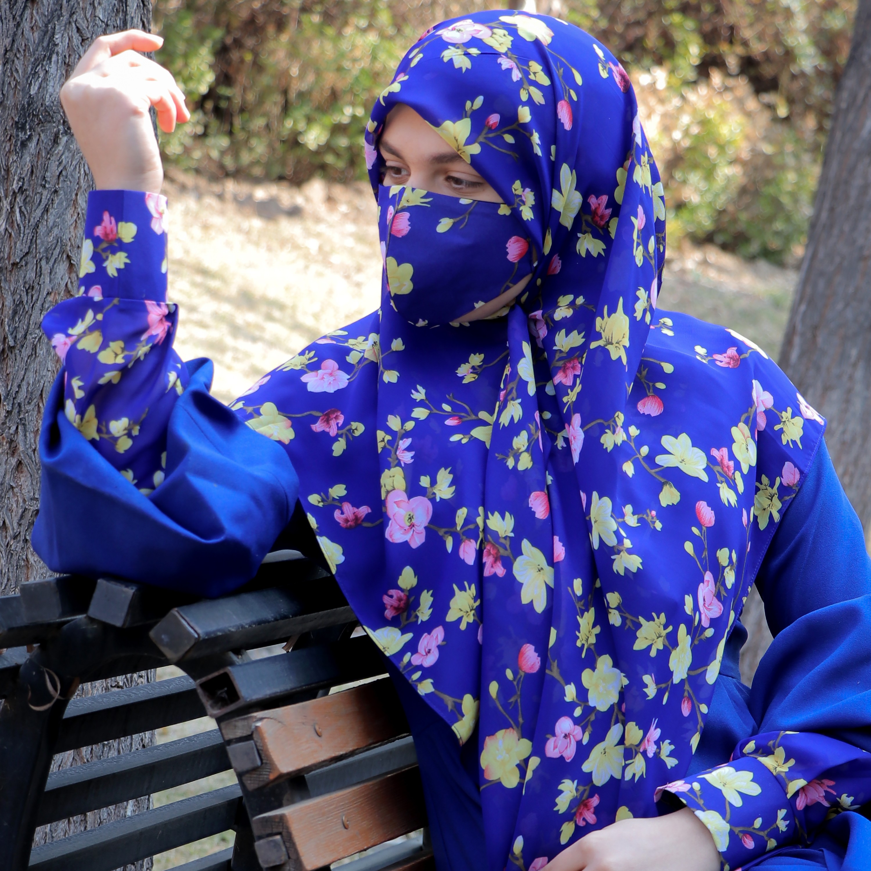 روسری حریر سفارشی مزون حجاب تبسم قواره دار  آبی کاربنی با گل های بهاری همراه با هدیه 