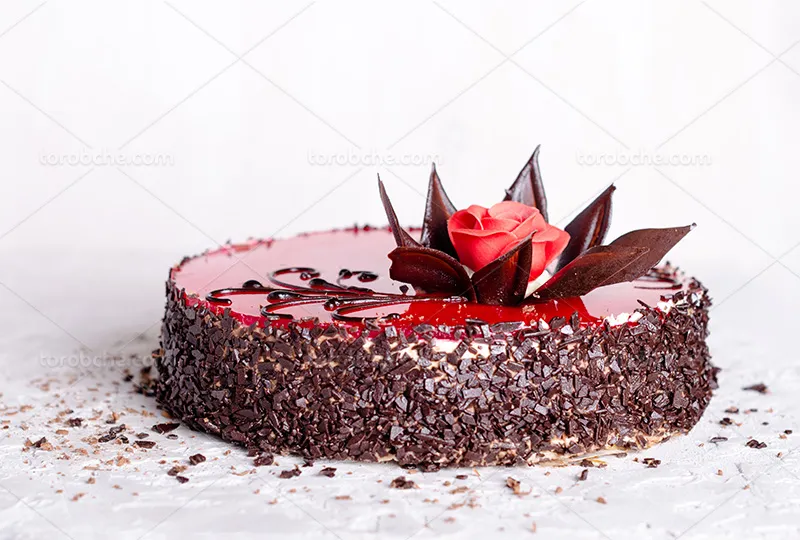 عکس کیک شکلاتی با گل قرمز | گرافیک با طعم تربچه