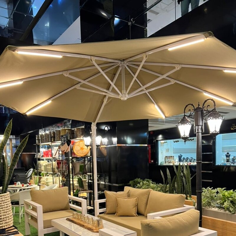 چتر پایه کنار رستورانی