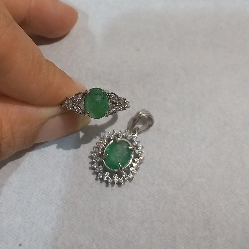 ست پلاک گردنبند و انگشتر نقره با سنگ زمرد 