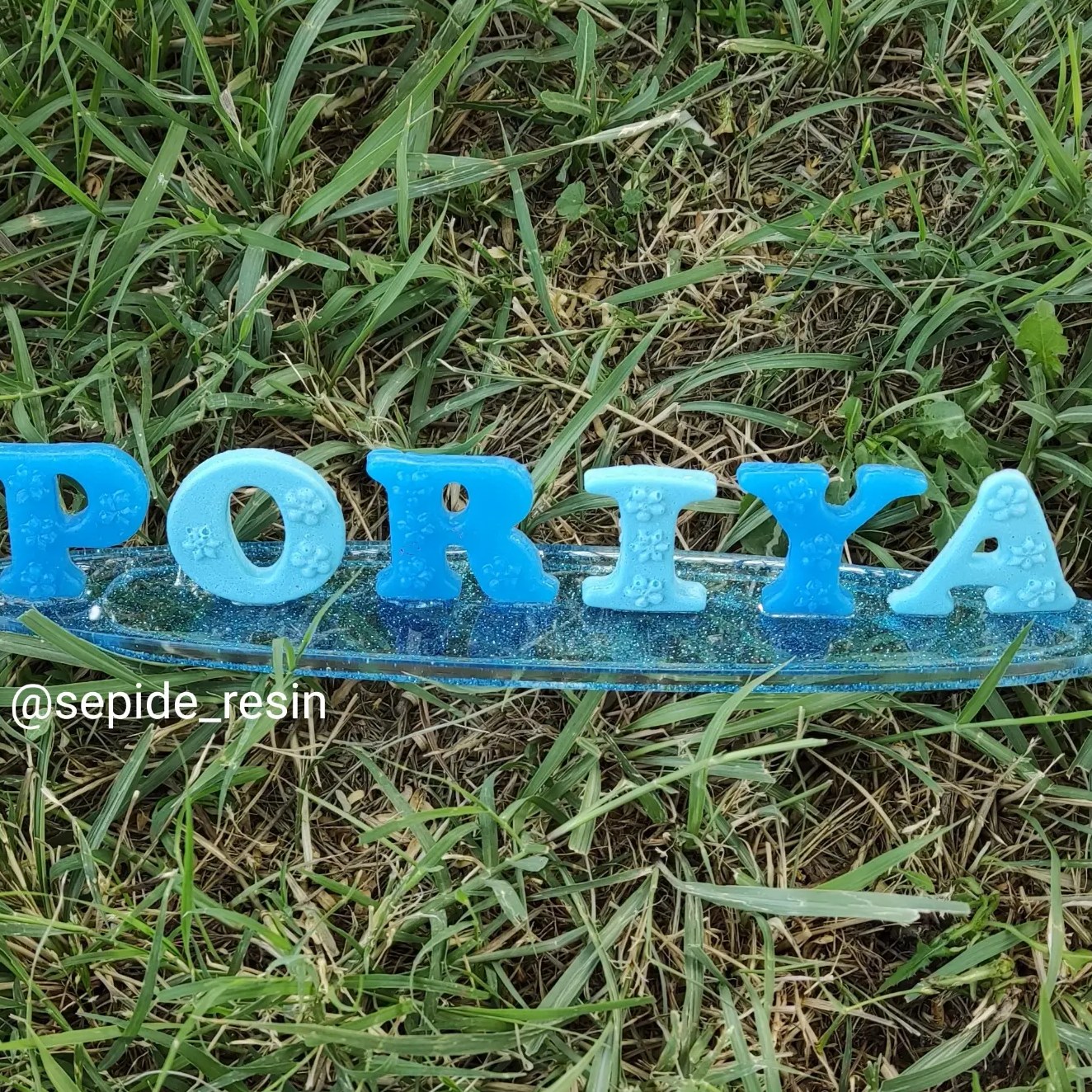 استند اسم رزینی . کار شده با حروف گلدار بدون اکلیل  . بسیار سبک و مقاوم .  انتخاب رنگ و مدل با سلیقه مشتری هر طرحی 