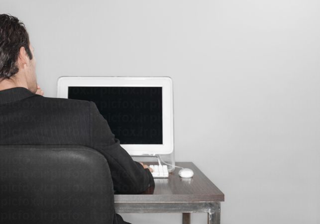 خرید و دانلود عکس مرد در حال کار با کامپیوتر برای تبلیغات دیجیتال | پیک فاکس | Pic Fox