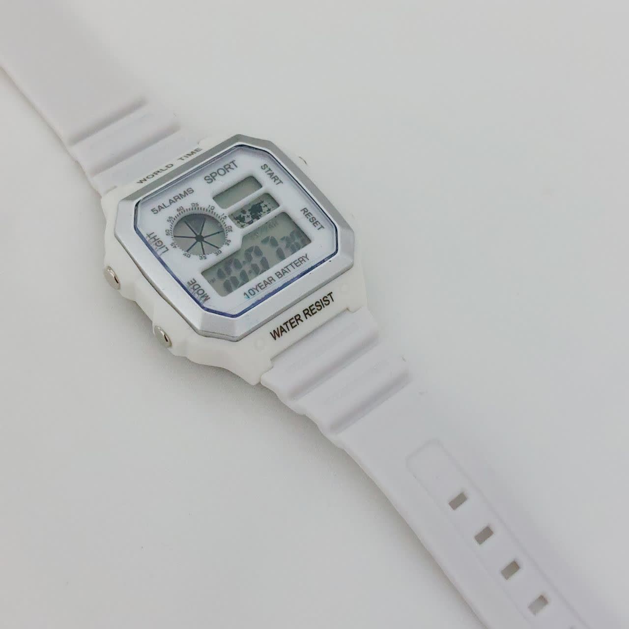 ساعت کاسیو کد10670جهان نما.تقویمدار.کورنومتر.چراغدار.زنگدار.روزشمار هفته