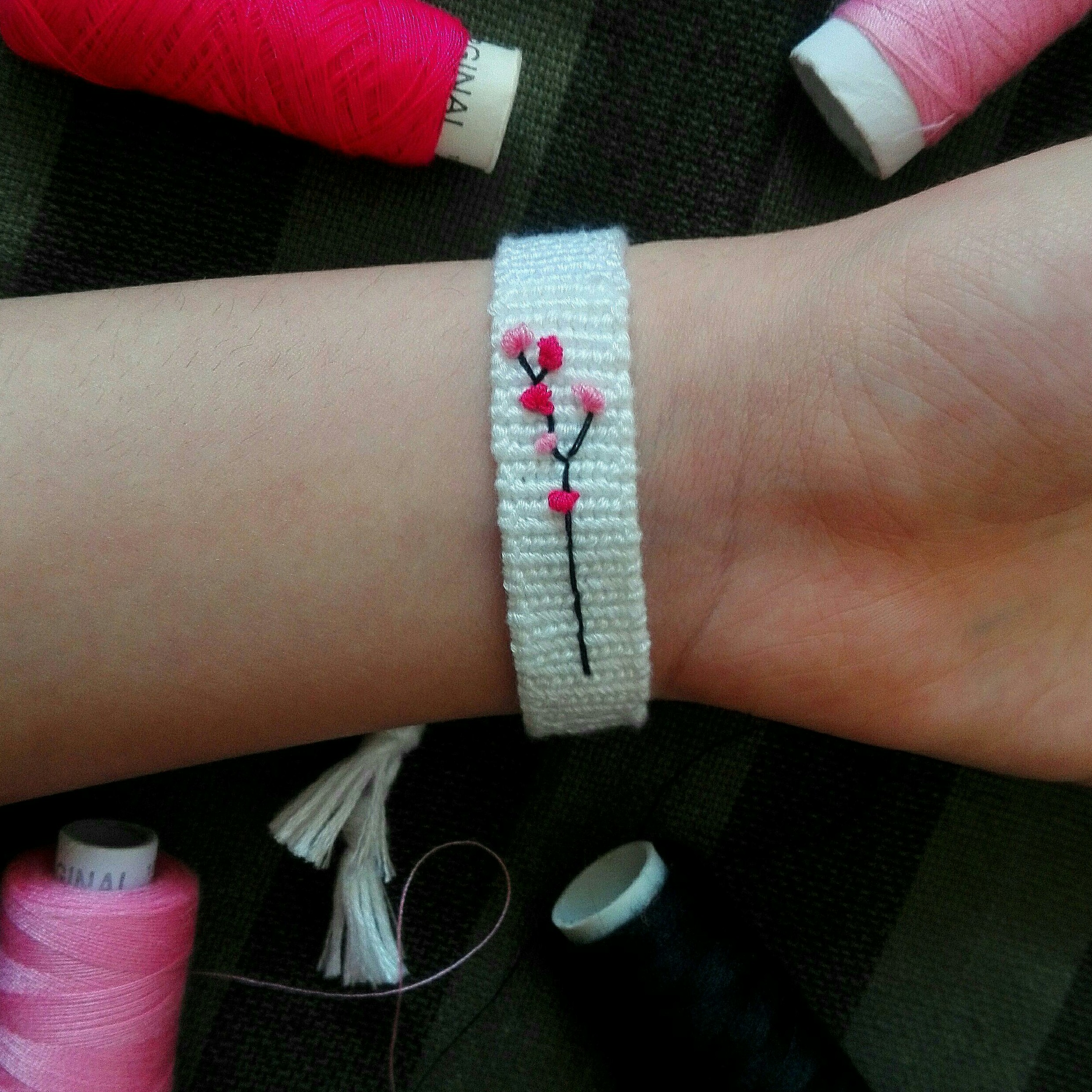 دستبند دوستی سفید گلدوزی طرح گل