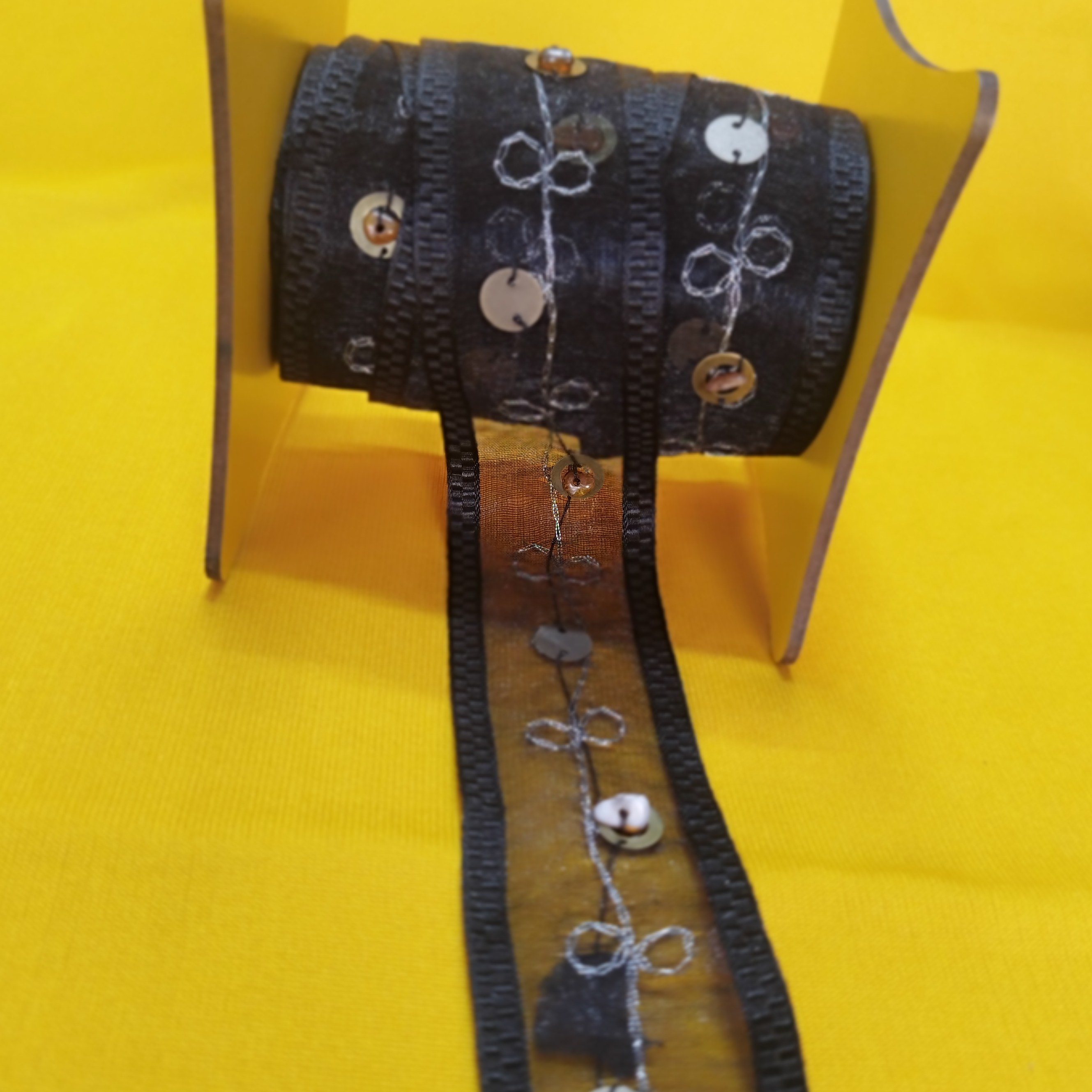 نوار یراق توری کارشده روی ان نخ زری نقرای وسنگهاکوچک