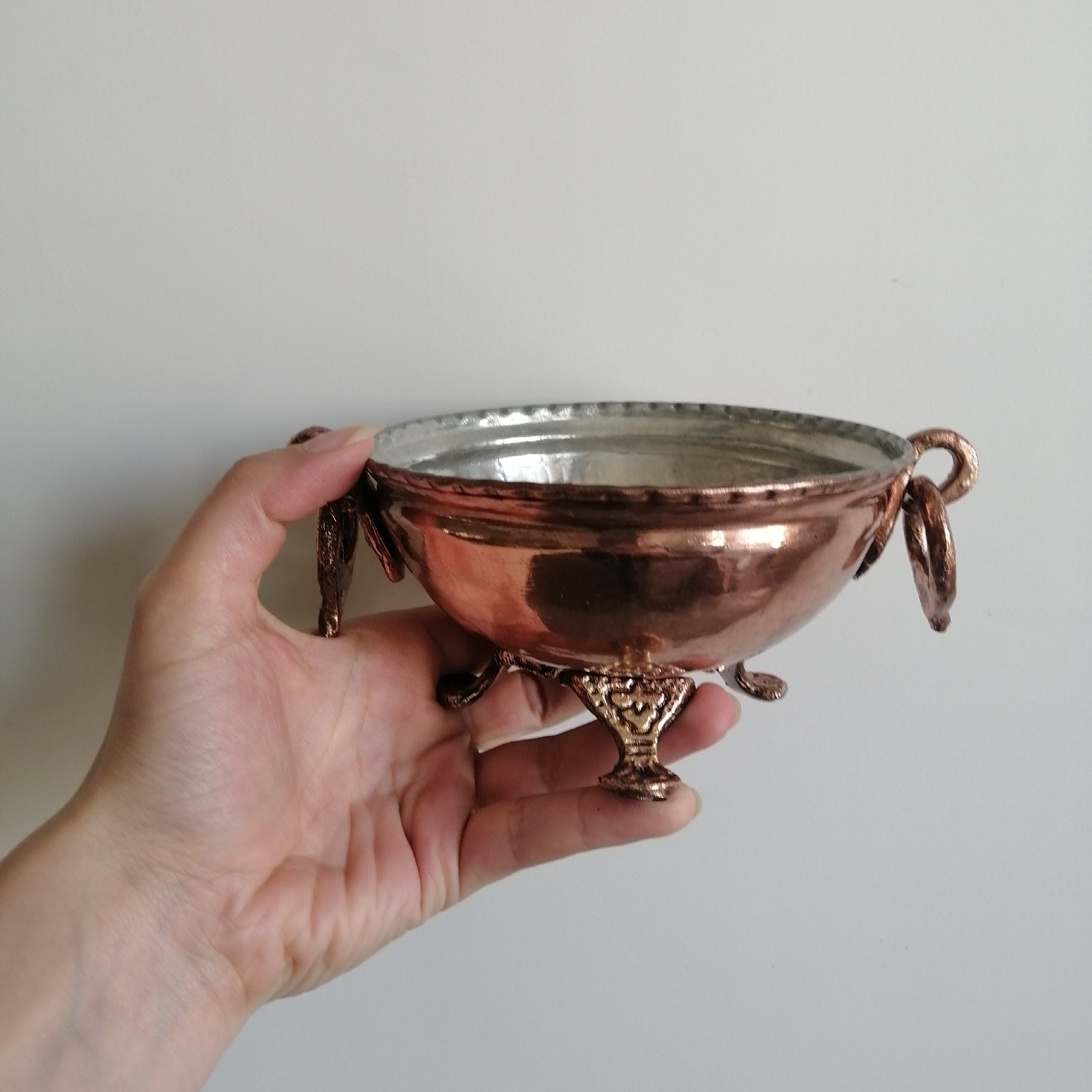 کاسه سه پایه گوشواره دار مسی