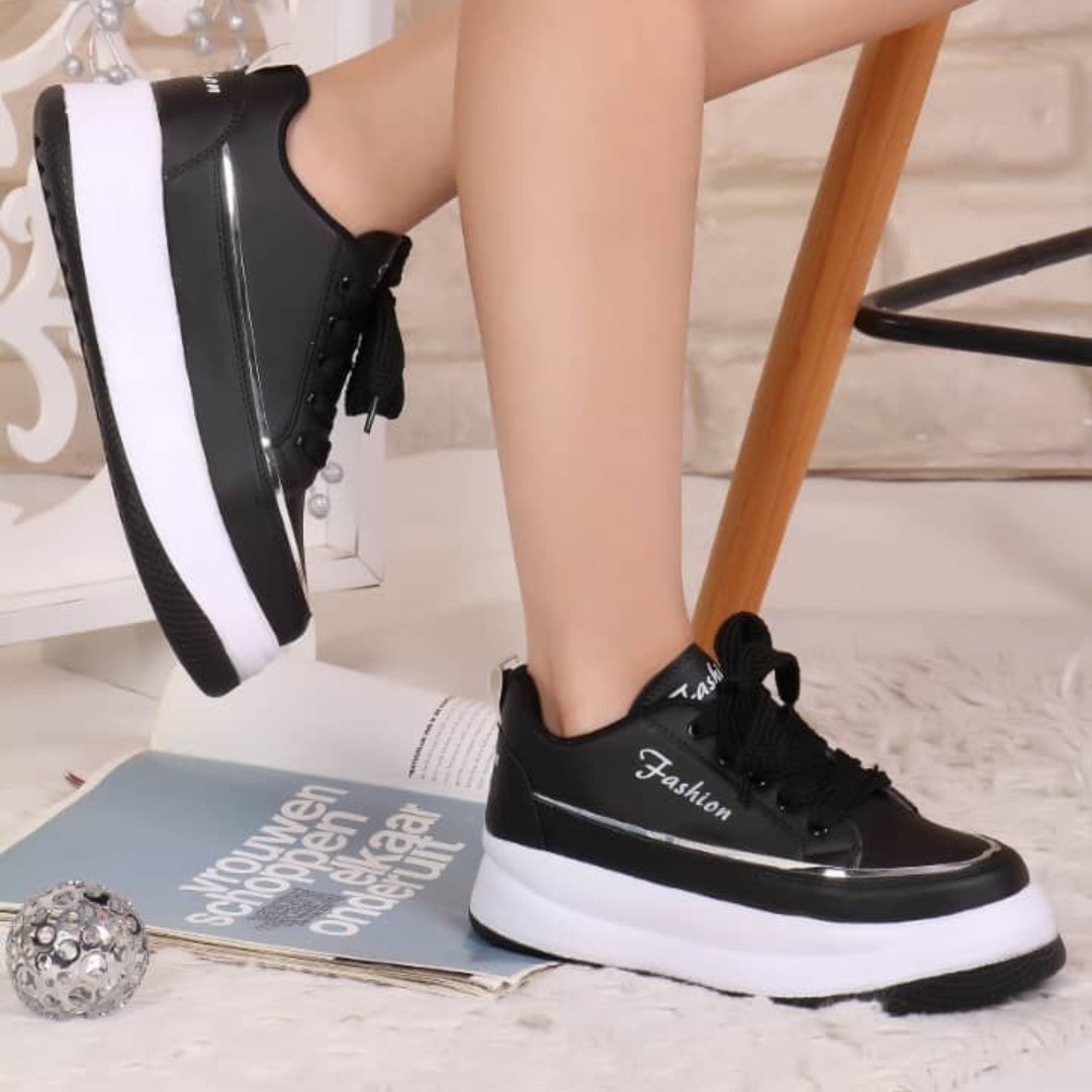 کفش ونس  زنانه و دخترانه پر طرفدار  فشن با کیفیت عالی رنگ بندی مشکی سایز بندی 37 الی 40