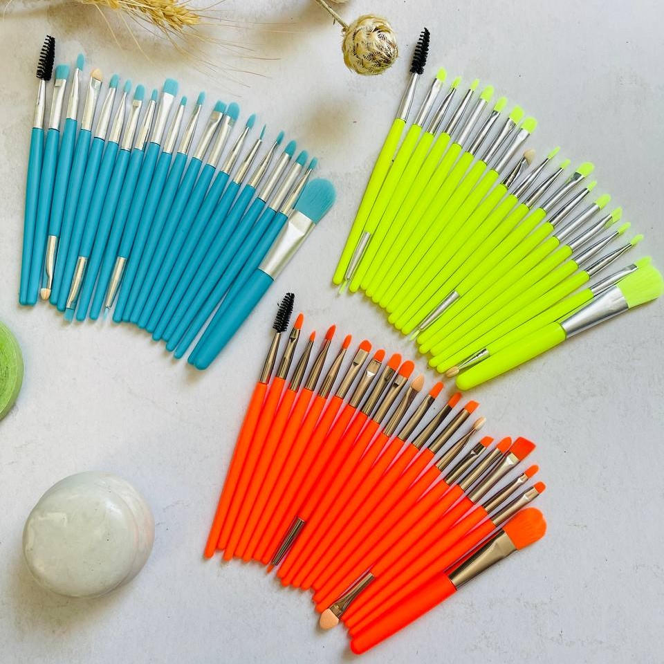ست براش حرفه ای 20 عددی ( آنلاین شاپ یاقوت ) براش 20 عددی حرفه ای مناسب استفاده شخصی و سالن دار ها در 3 رنگبندی