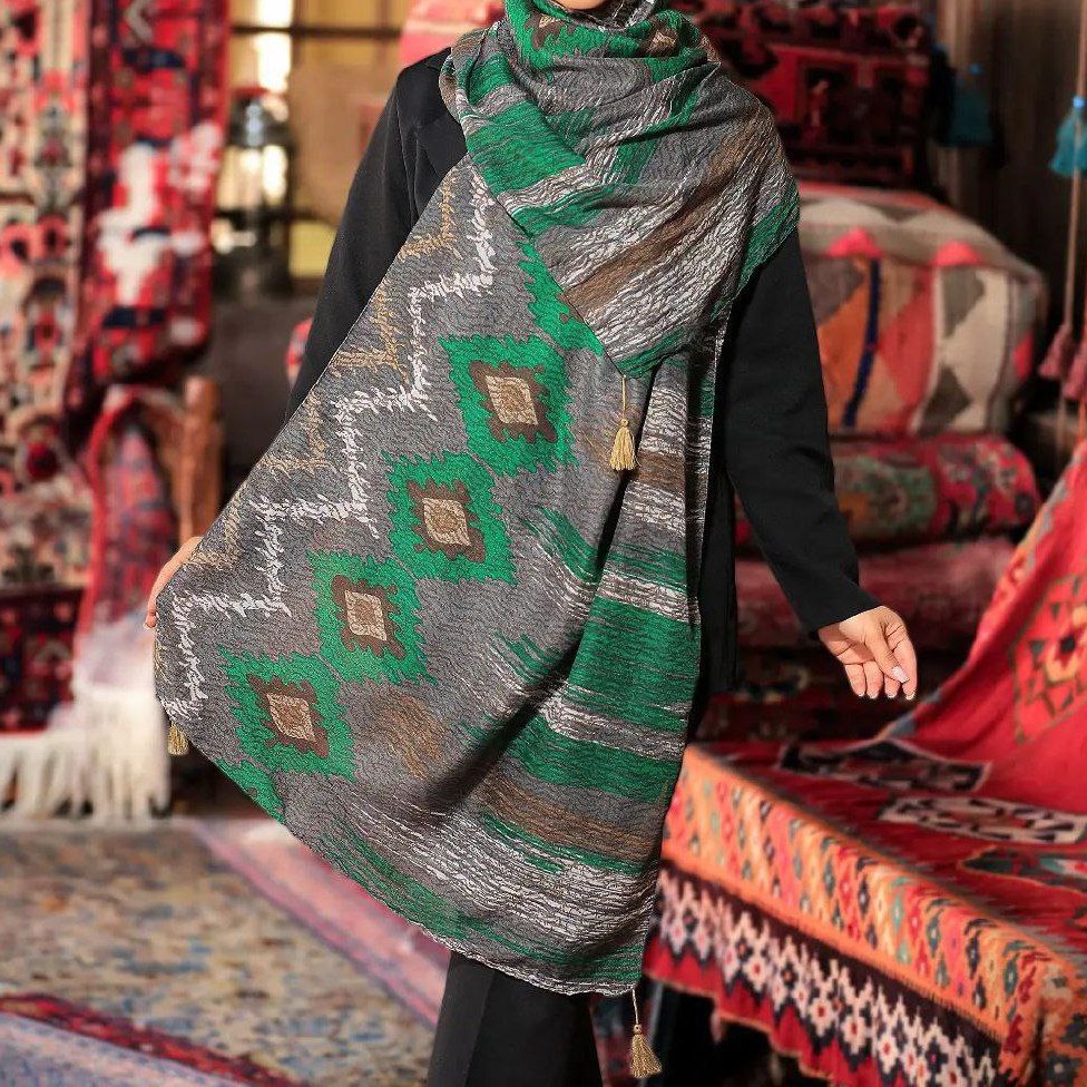 شال نخی پاییزه و زمستانه اعلا طرح چشم طاووس منگوله دار سایز بزرگ در رنگ بندی متنوع