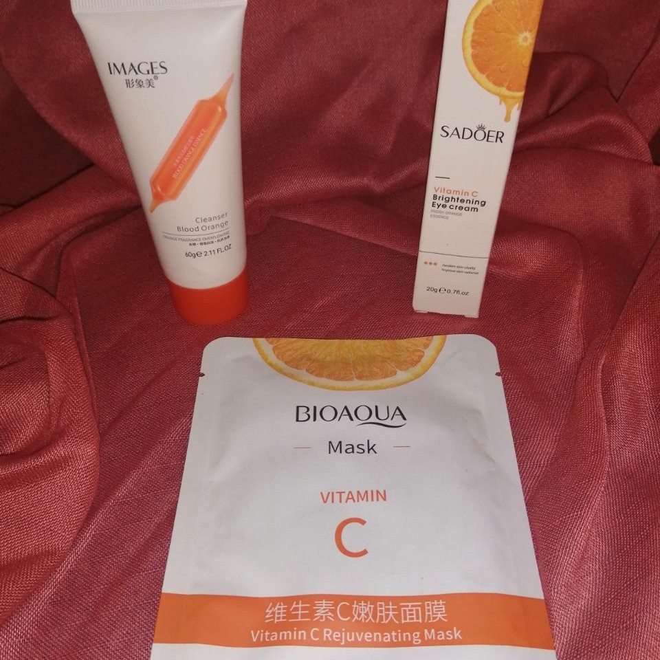 پک ویتامین C که شامل فوم شستشو و کرم و ماسک ورقه ای