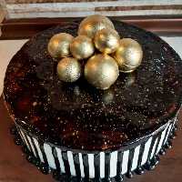 کیک وانیلی با روکش شکلاتی