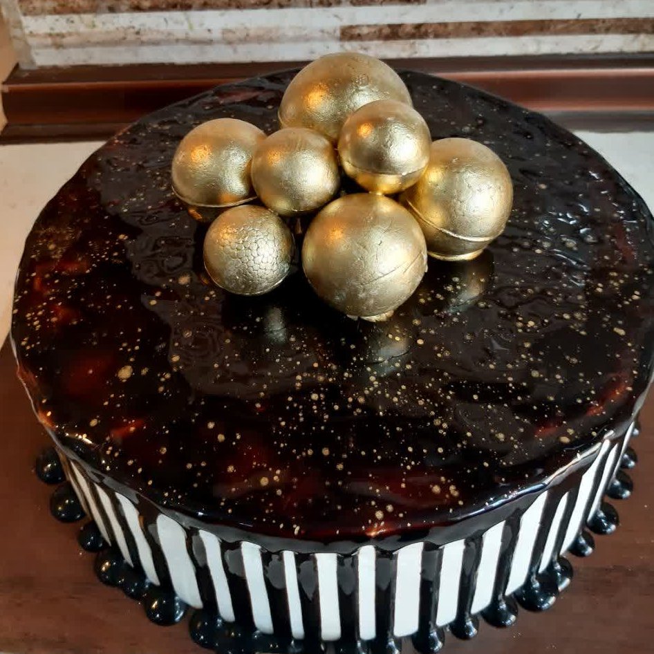 کیک وانیلی با روکش شکلاتی