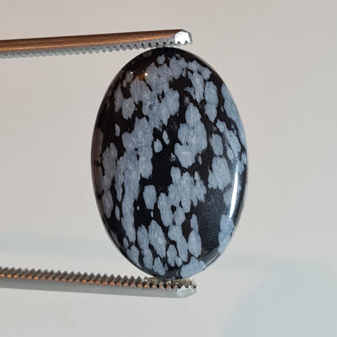 سنگ ابسیدین دانه برفی سیاه طبیعی بیضی 5694