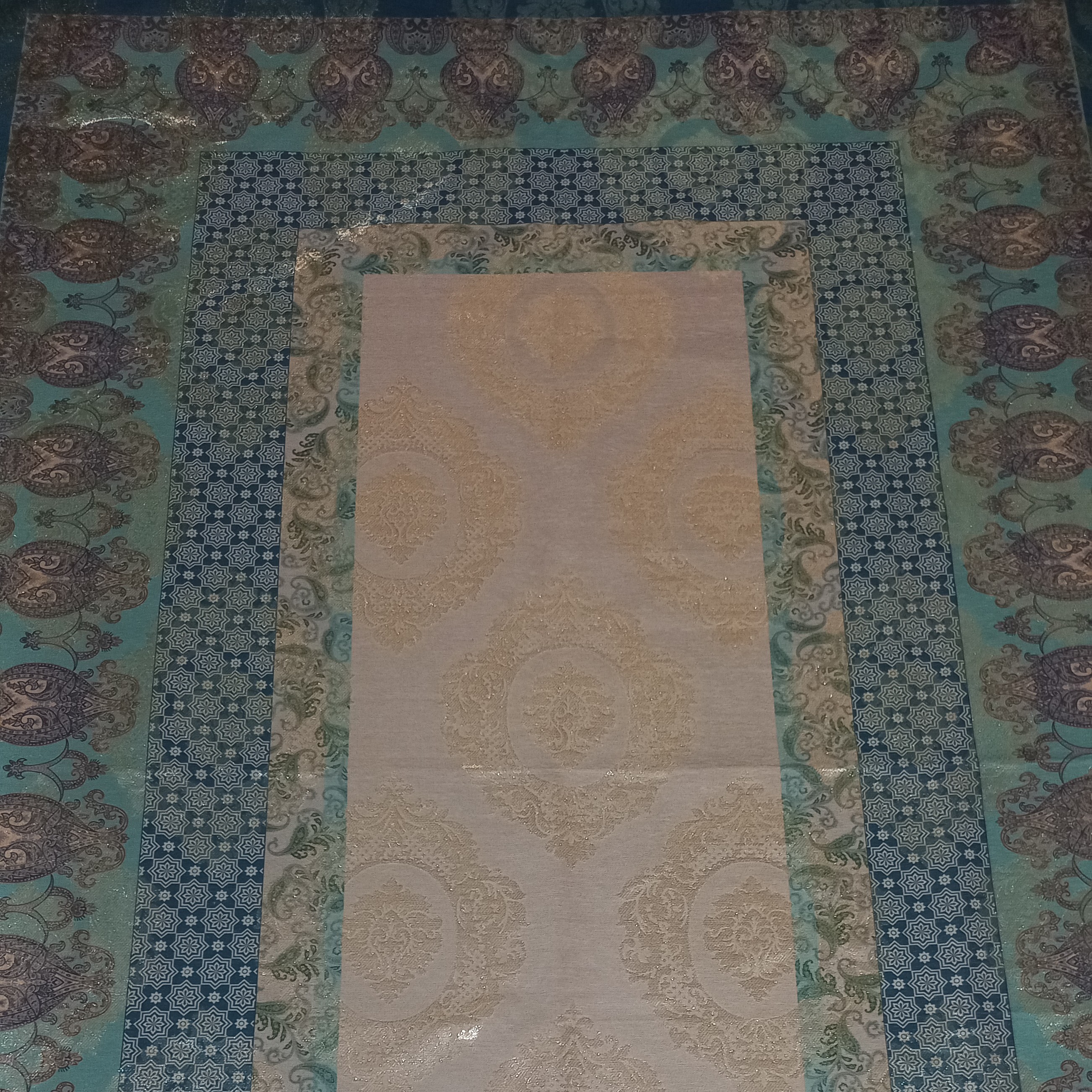 سفره،رومیزی،ابعاد یکو نیم در دو و نیم،جنس پارچه ای ضخیم،قابل شست و شو،طرح و رنگ ثابت