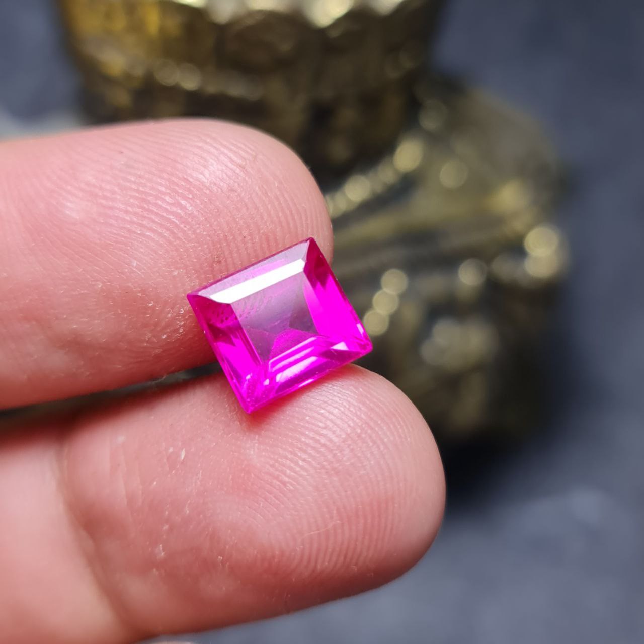  نگین فوق العاده زیبای یاقوت رُز شمش درجه یک با سختی 9 و وزن 4 قیراط 
کد 28357
