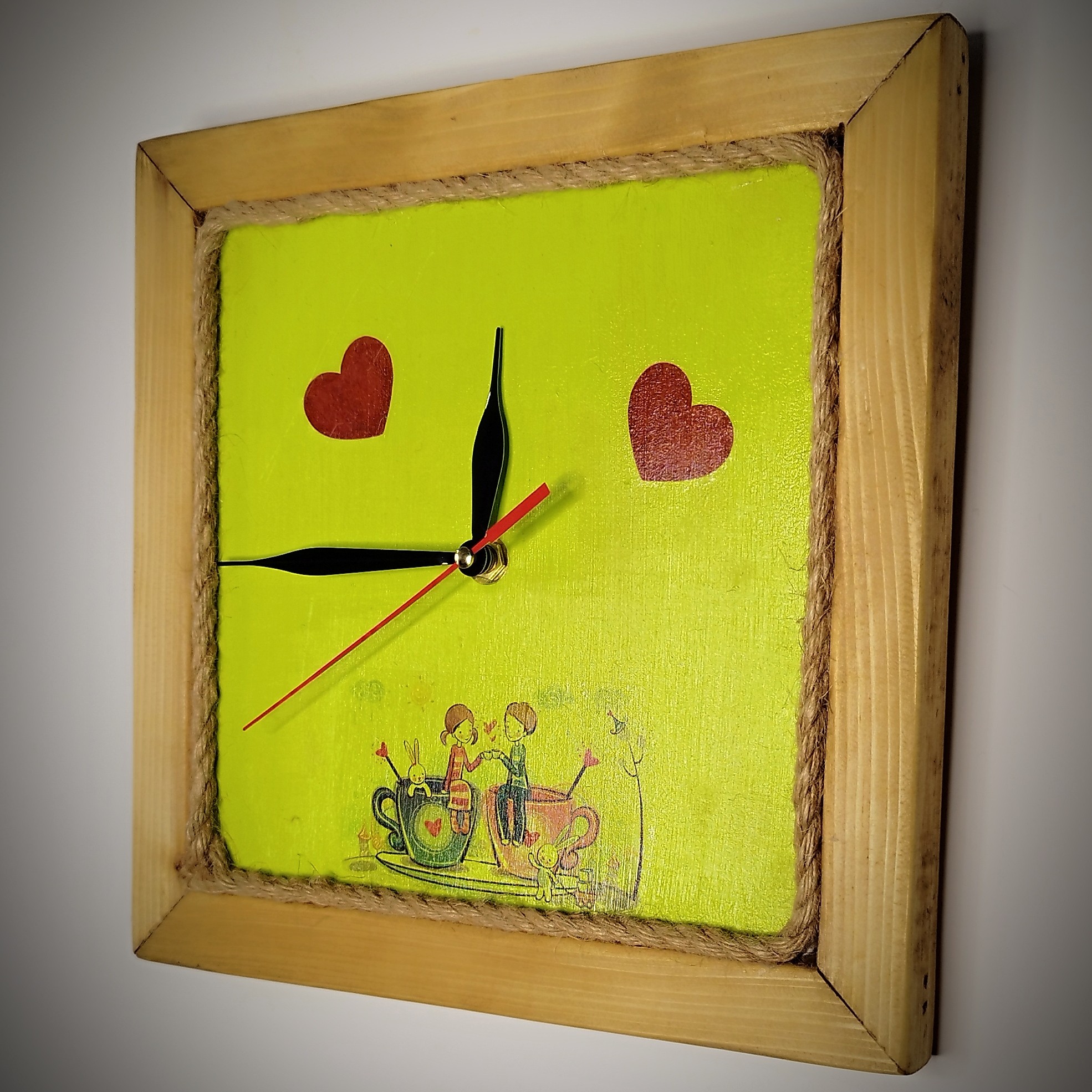 ساعت دیواری چوبی عاشقانه فانتزی طرح چاپ با رنگ های پاستیلی 