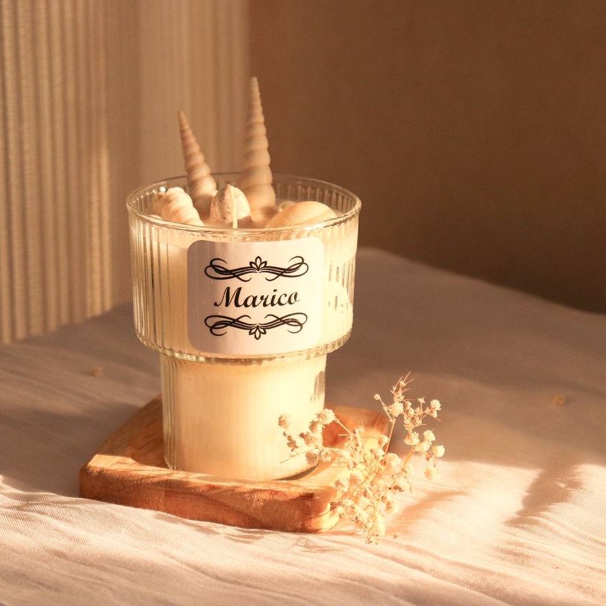 شمع لیوانی و جار تزیین با صدف برند ماریکو پارافین سفید رنگ (پس کرایه)