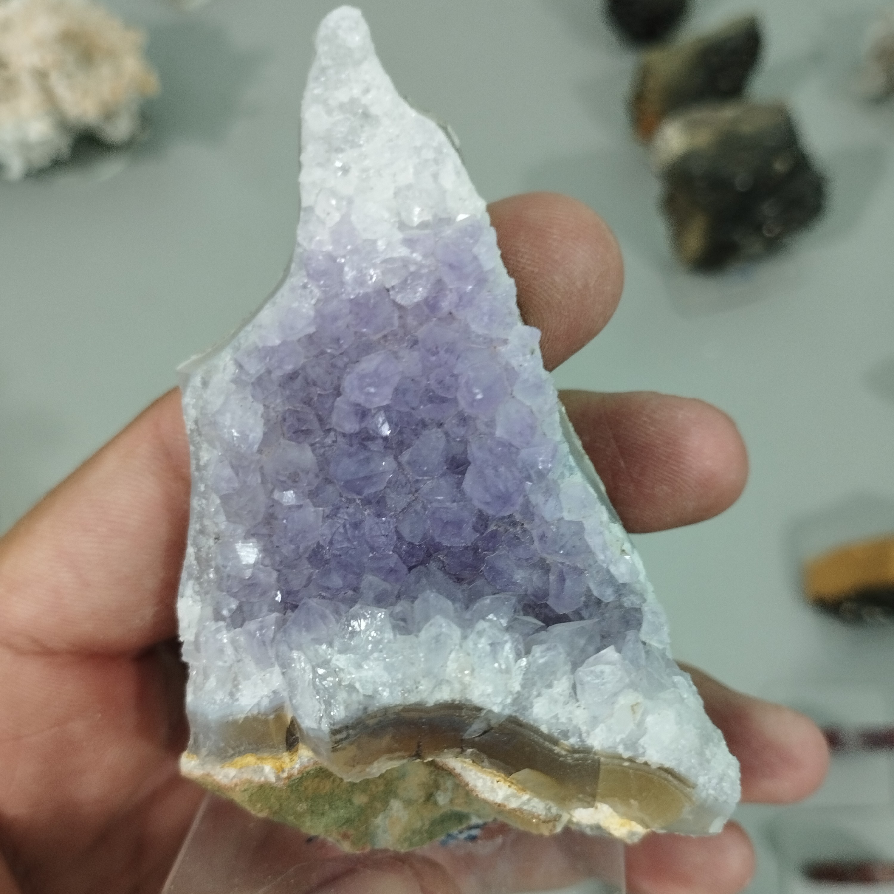 گوهر سنگ کلکسیونی آمیتیس  قد 8سانتی متر پهنا 6سانتی متر مد290