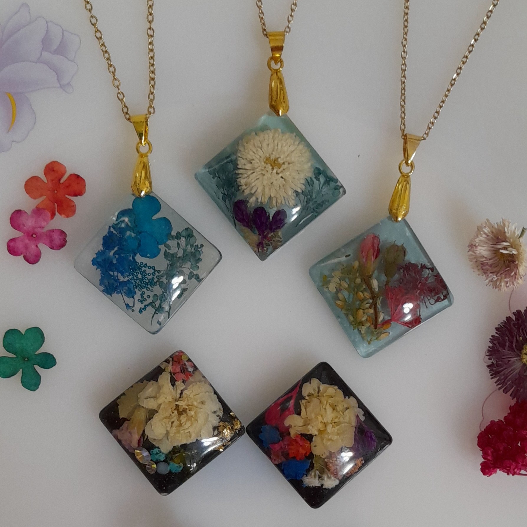 گردنبندهای رزین 