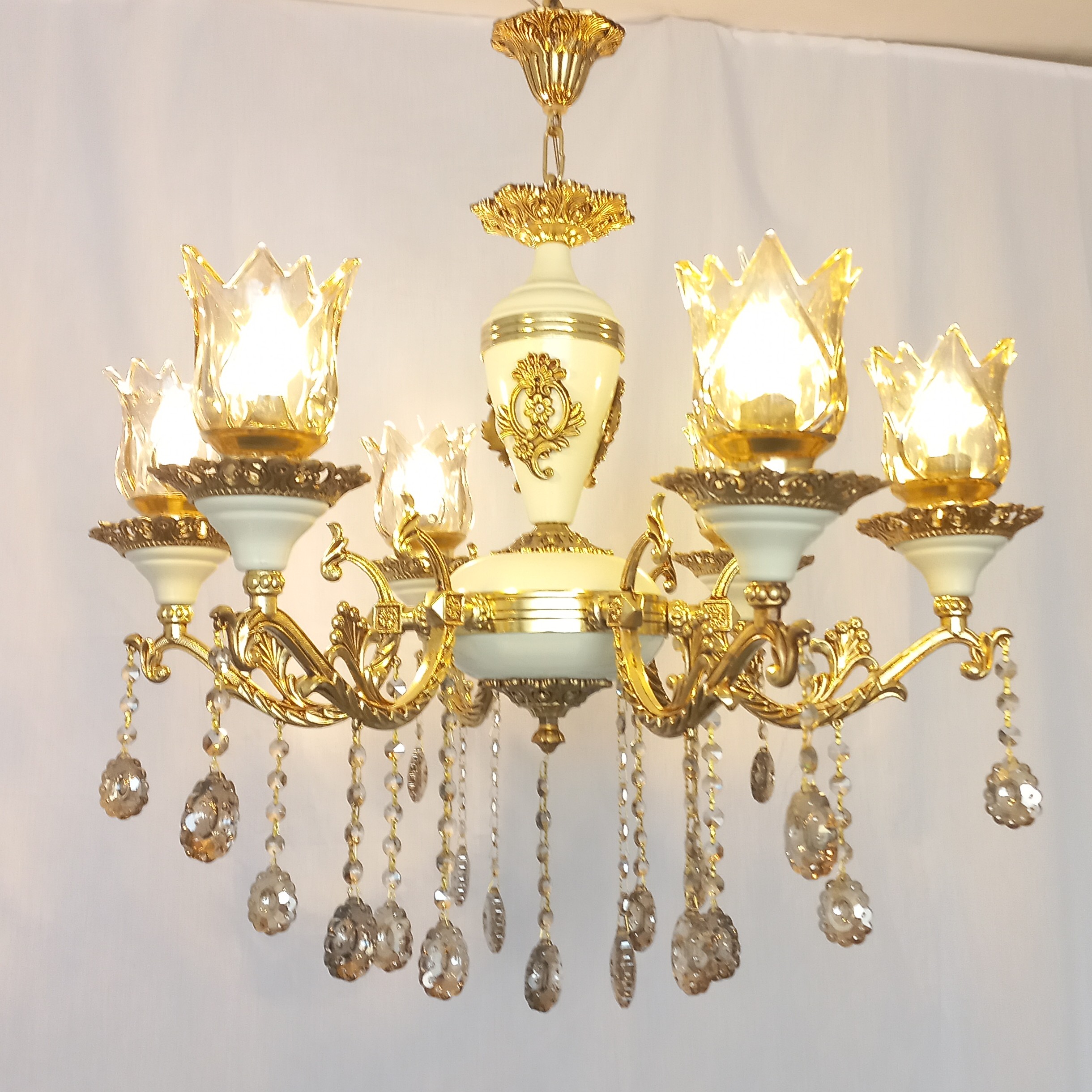 لوستر 6 شاخه سفید طلا طرح سرامیک