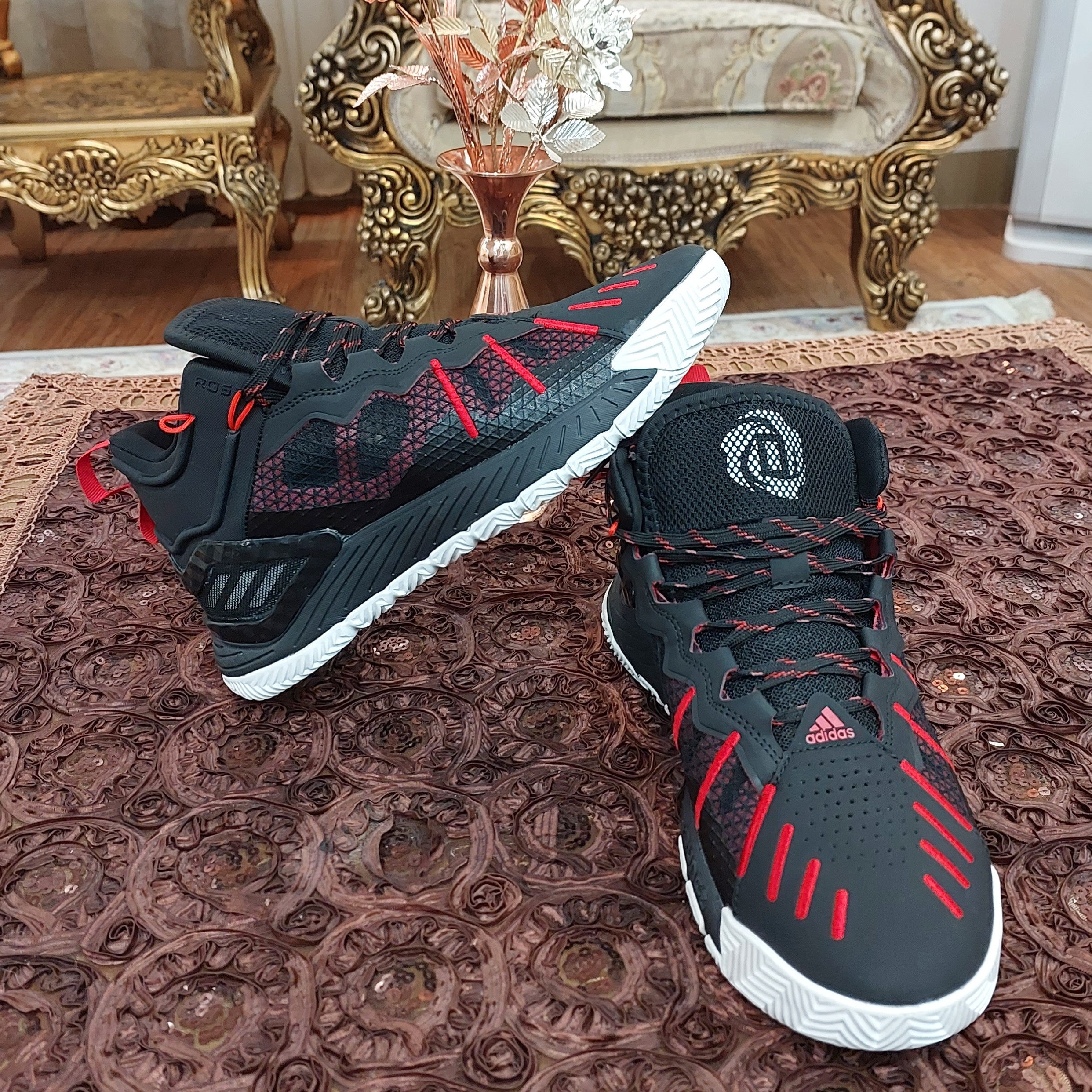 کفش بسکتبال و والیبالی آدیداس