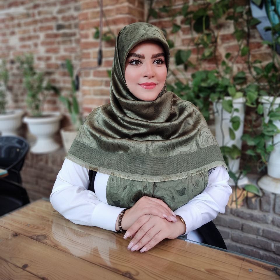 روسری دورو لمه دار وارداتی نخ ابریشم ژاکارد قواره 140 رنگ سبز یشمی طرح گل رز