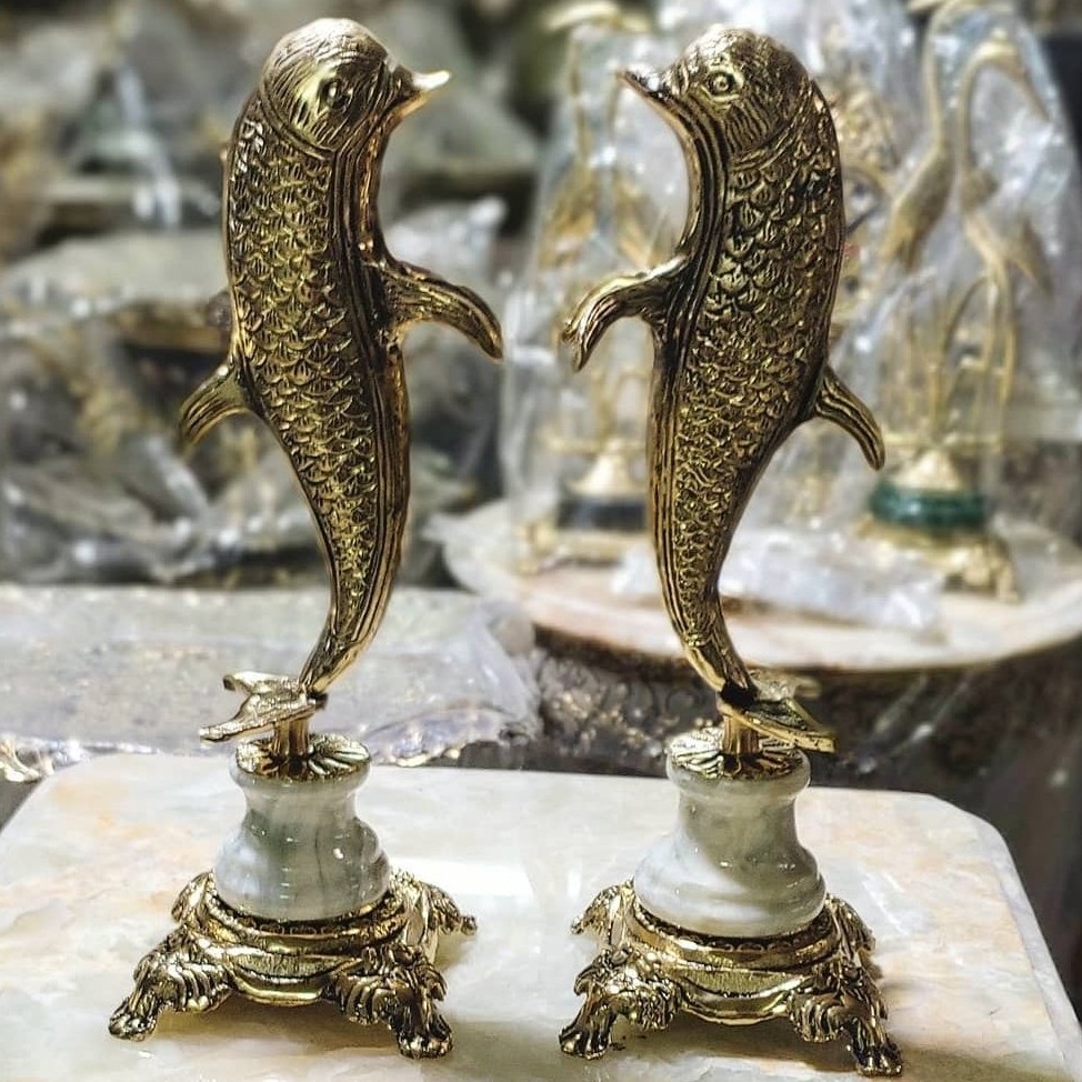 مجسمه دلفین پایه سنگی در سه رنگ سنگ ،جنس برنز ارتفاع 33سانت نماد آرامش و هماهنگی