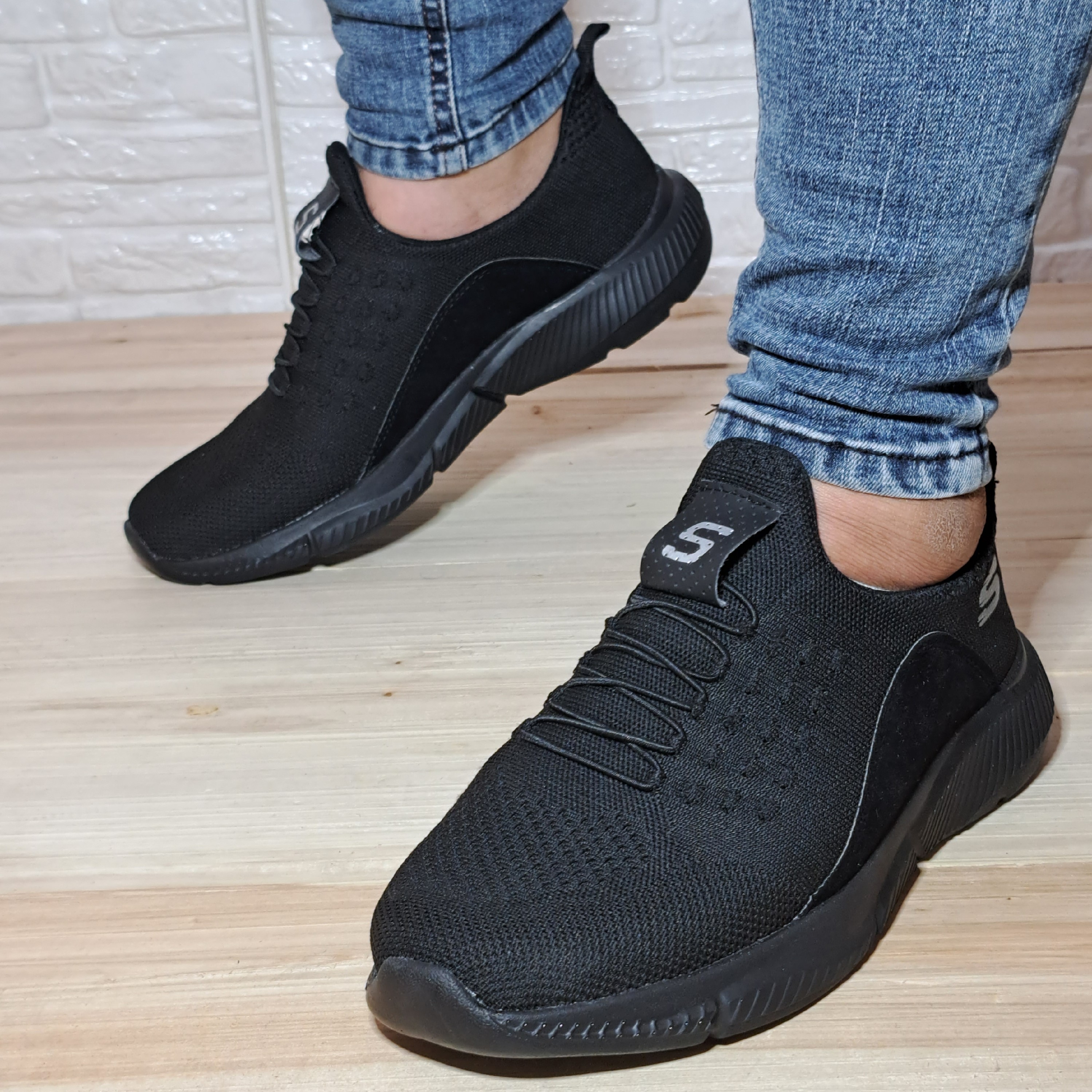 کفش اسکیچرز بدون بند(بند دکوری) بی بند خیلی راحت و سبک سایز 41 تا 44 موجود در کفش پاپوش بهبهان 