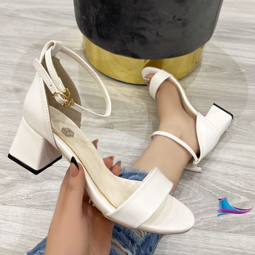 مجلسی دخترانه و زنانه طرح زی زی
کد 500
قالب استاندارد
جنس چرم
پاخور شیک
مدل جدید
پاشنه 5cm
Size 39