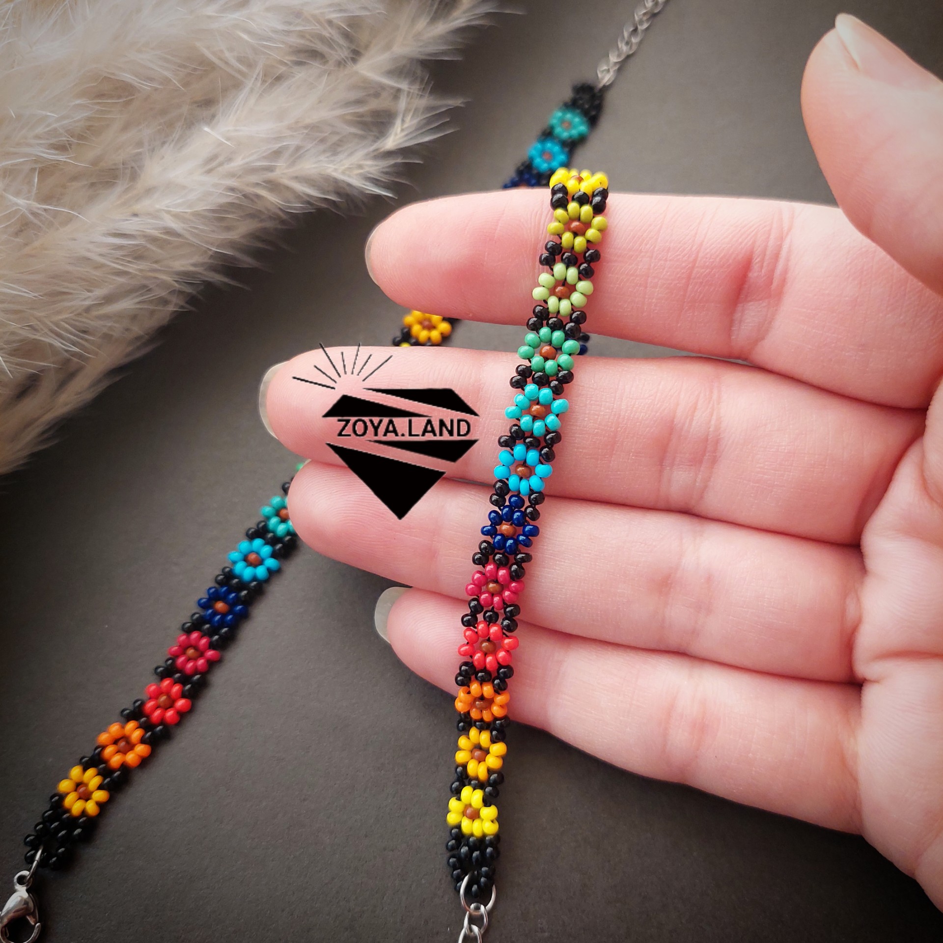 دستبند منجوقی دستساز  طرح گل..متریال منجوق رنگ ثابت چک و نخ ابریشم