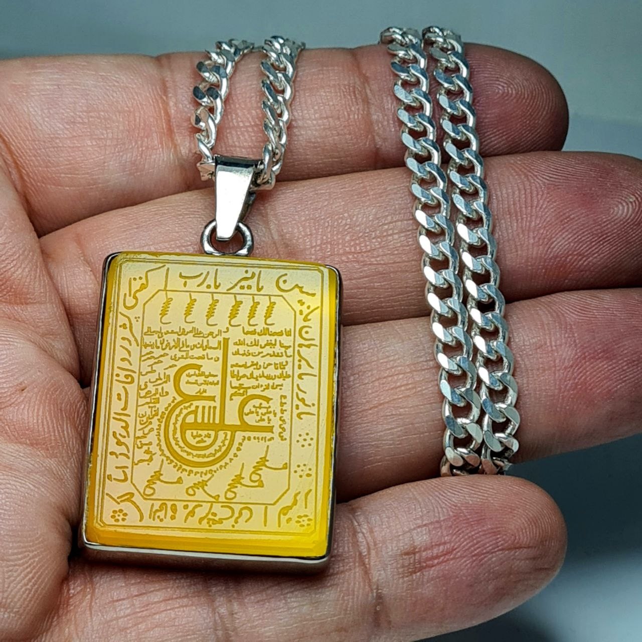 گردنی عقیق زرد اصل ،منقش به لوح عین علی و حرز حضرت جواد 