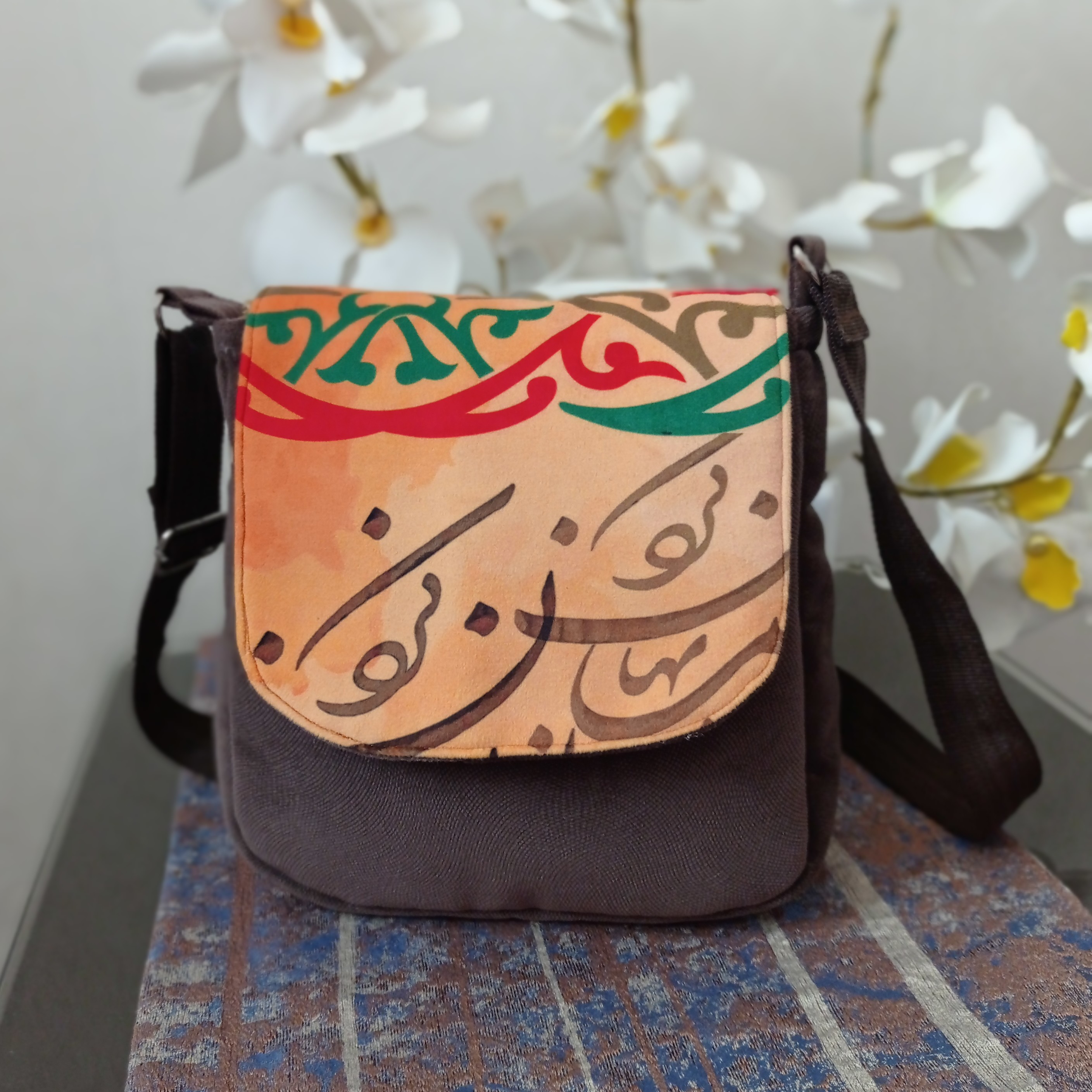 کیف دوشی مخمل طرح خط با بند قابل تنظیم و آستردار