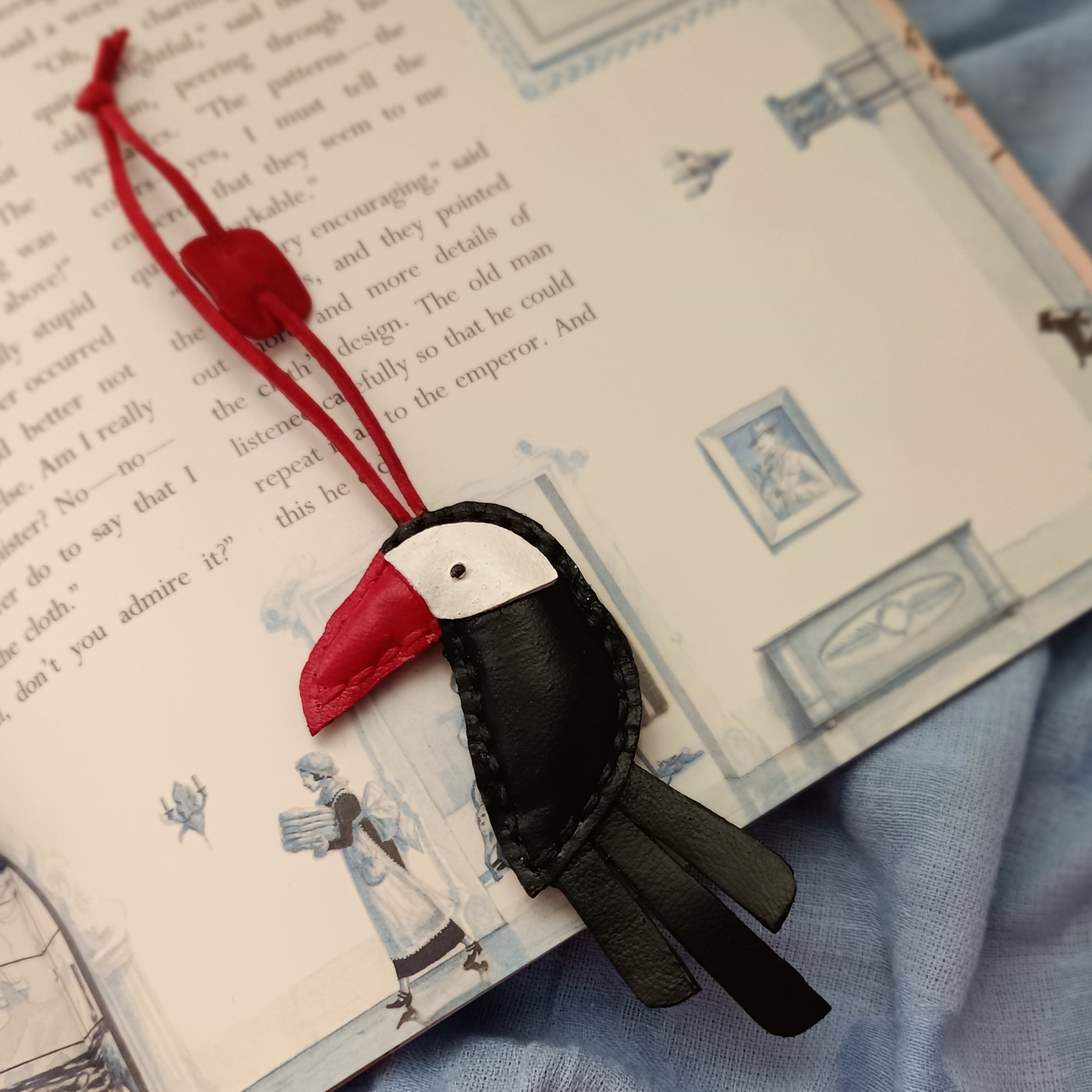 آویز کیف طرح کلاغ