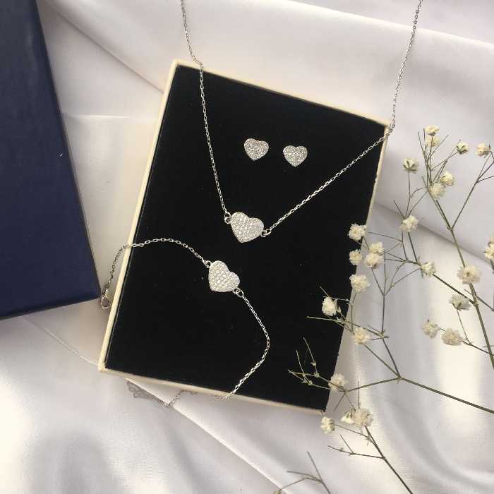 نیم ست سرویس قلب طرح طلا  رنگ نقره ای جنس استیل رنگ ثابت 