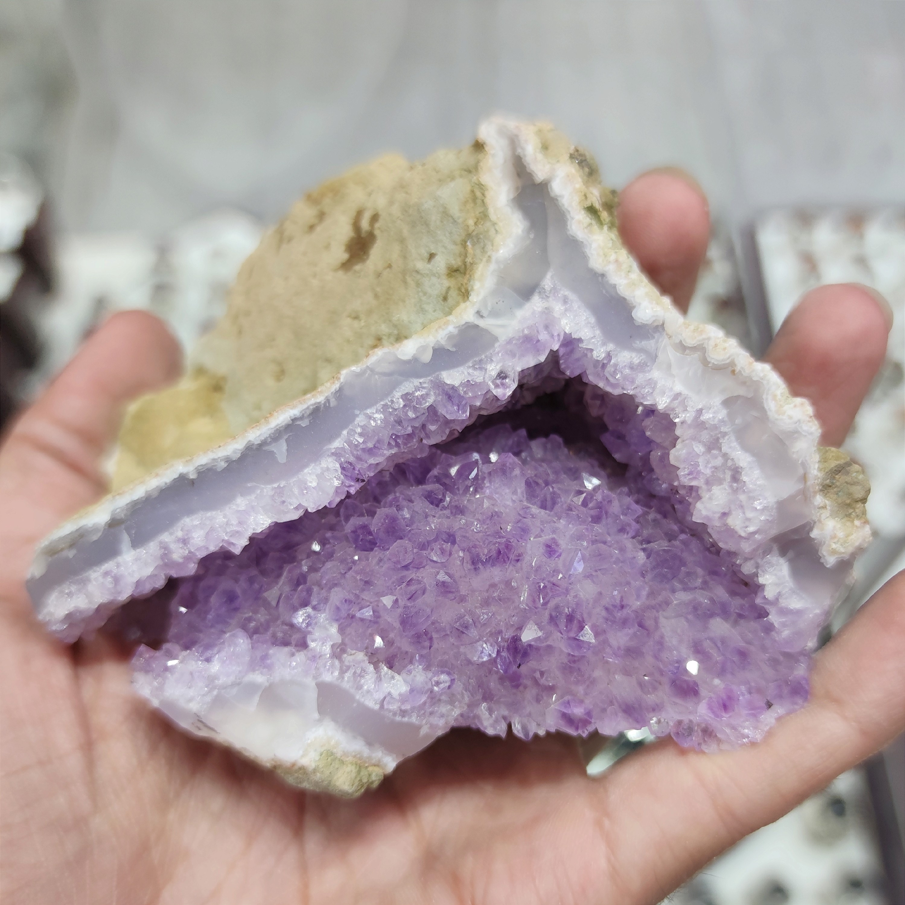 سنگ زیبای آمتیست ایرانی کاملا طبیعی و با کیفیت و بسیار خوشرنگ مناسب برای دکور و ویترین 