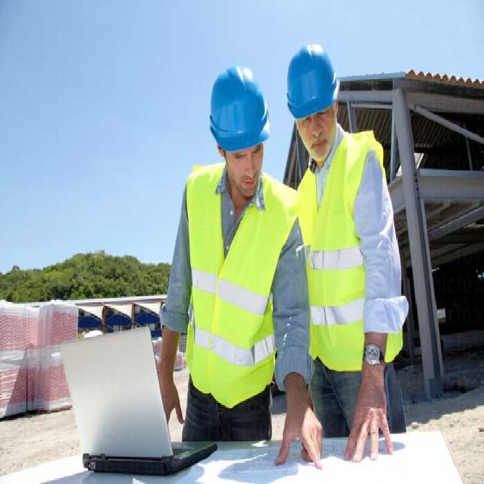 خرید و دانلود عکس مهندسان ساخت و ساز در حال بررسی برای پروژه‌های ساختمانی | پیک فاکس | Pic Fox