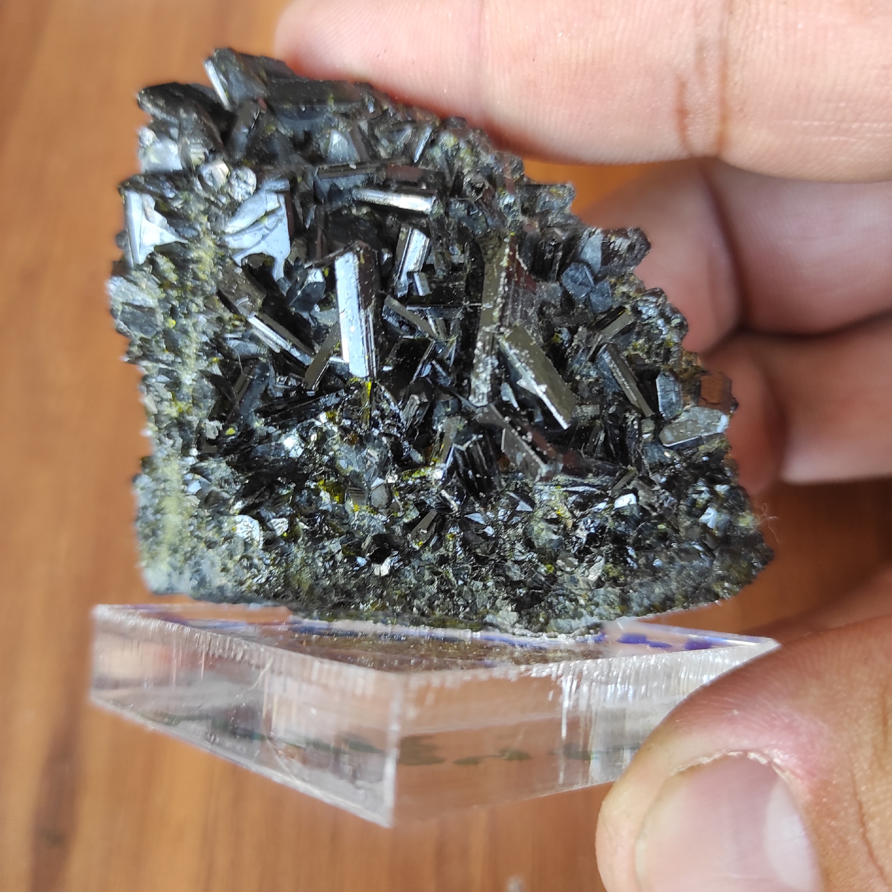 سنگ اپیدوت پایه پلکسی دار کدAp64921