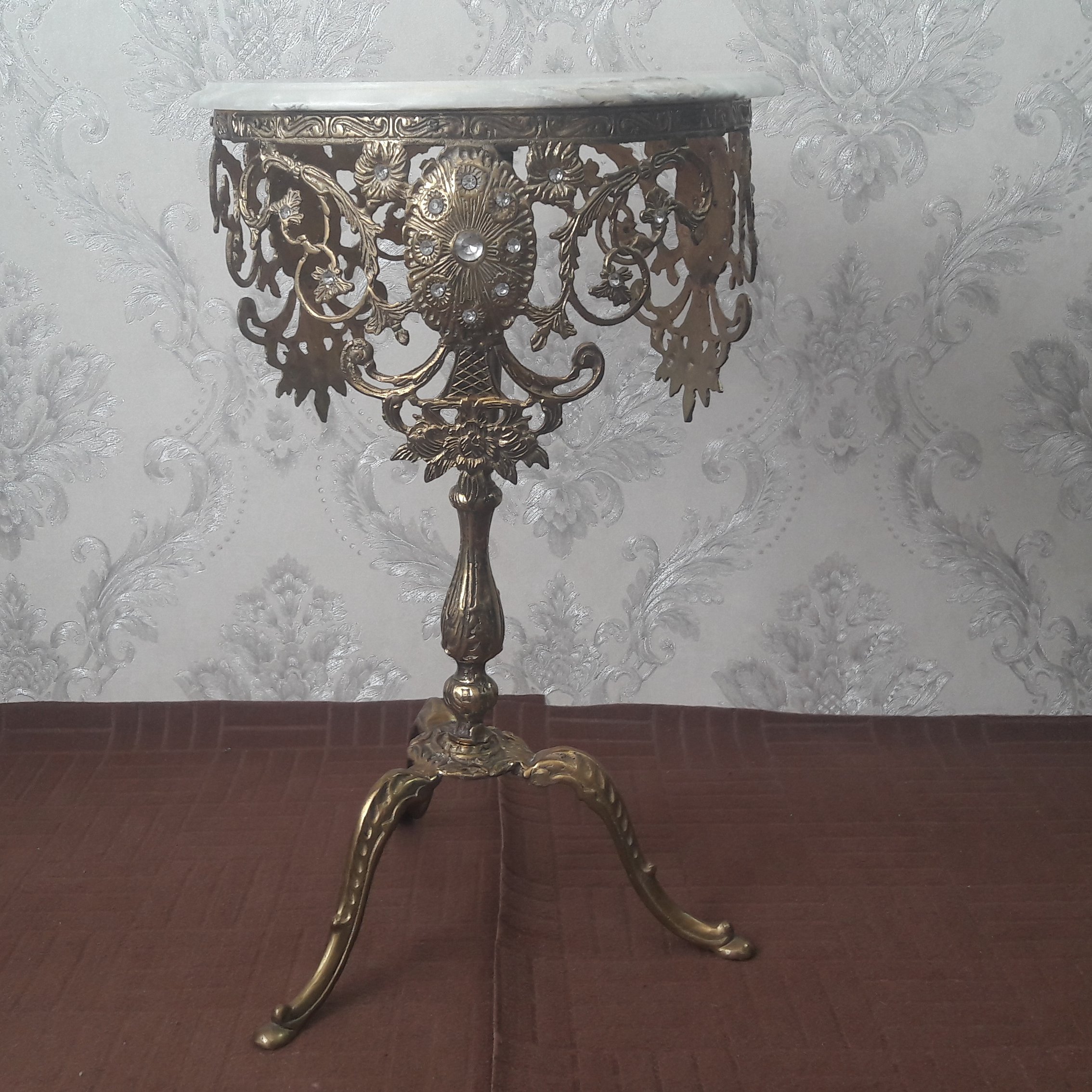 میز برنزی سه پایه سه تاج