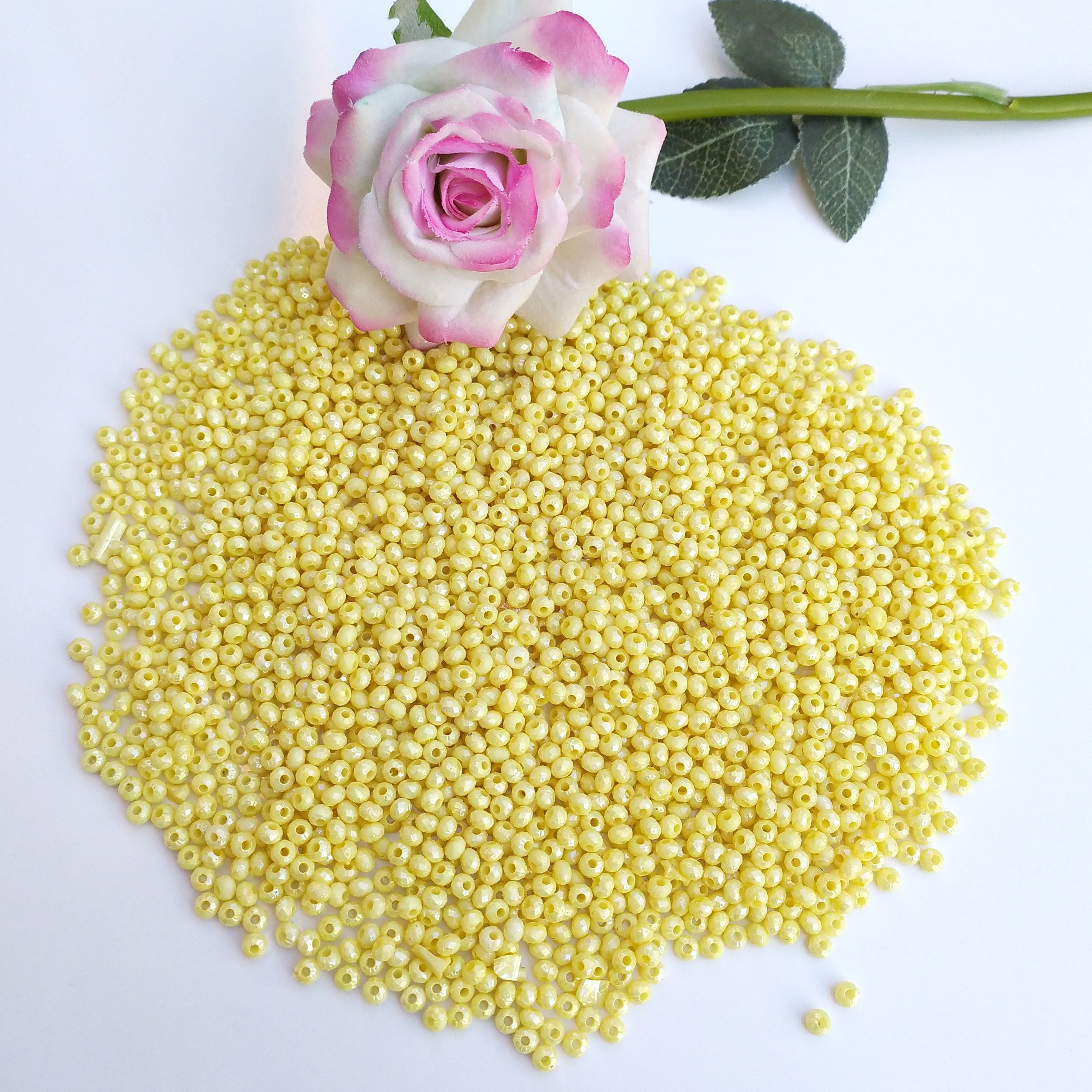 کریستال پلاستیکی خارجی مدل عدسی یا بیضی سایز 4(پک 54 گرمی) 2200 عددی لیمویی
