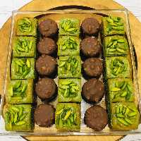 شیرینی میکس پسته ای و اسنیکرز خونگی جعبه 25 عددی مناسب برای عید نوروز