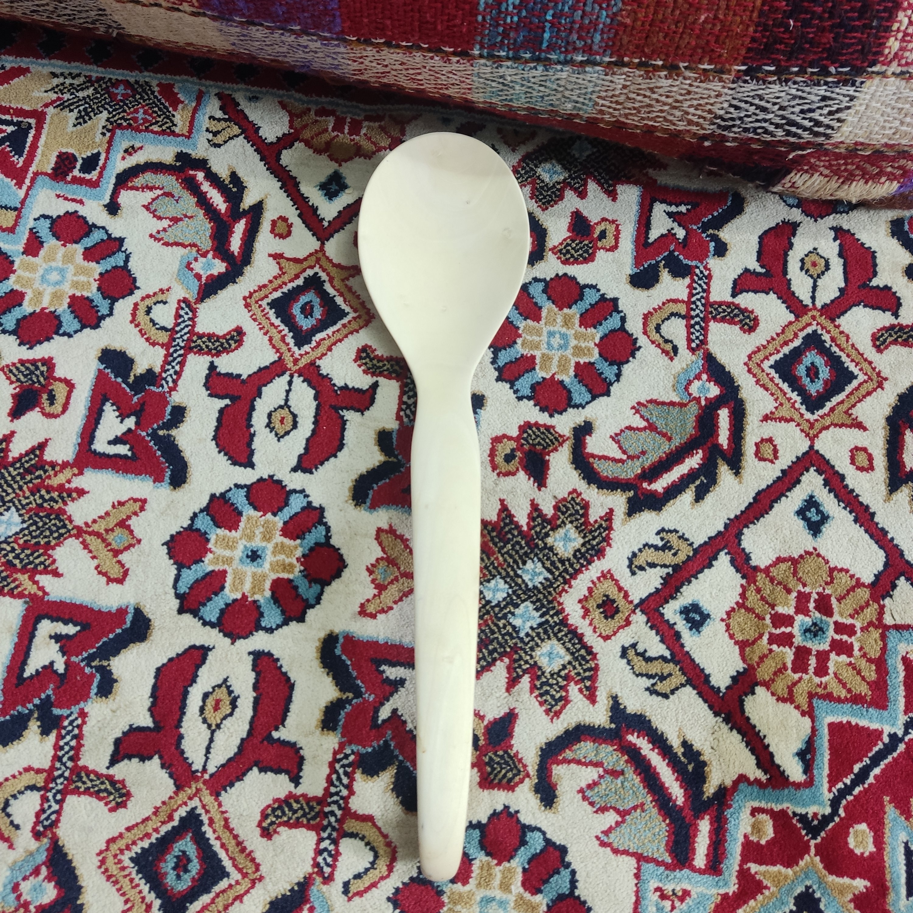 ملاقه چوبی از جنس چوب افرا برای استفاده روزمره همزدن خورشت و فرنی مناسب است